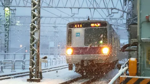 雪煙を上げて走る電車