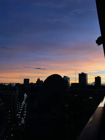 夕焼け染まる都会のシルエット