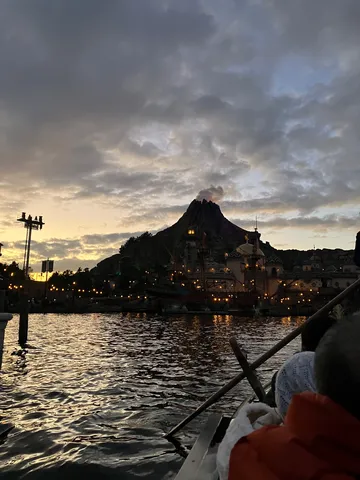 夕暮れの火山、水面に映る光