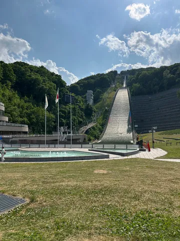 夏の晴れ空とスキージャンプ台