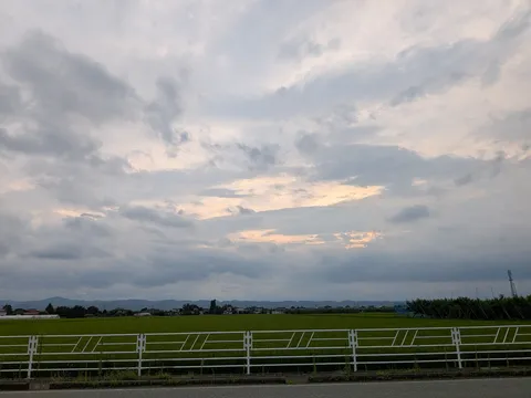 夕暮れ空と田園風景