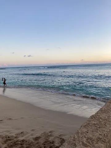 海辺の夕景と穏やかな潮騒