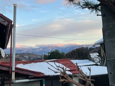 冬空に染まる山脈と雪景色