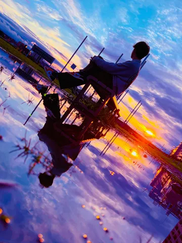 水面に映る夕焼けの調べ