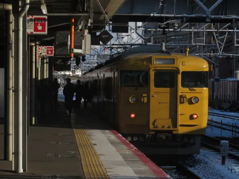 冬の駅、黄色い列車の静寂