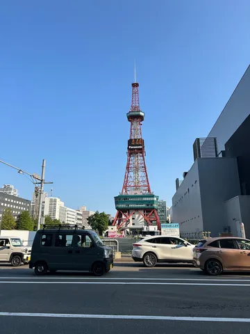 未来都市の片隅、時を刻むシンボル
