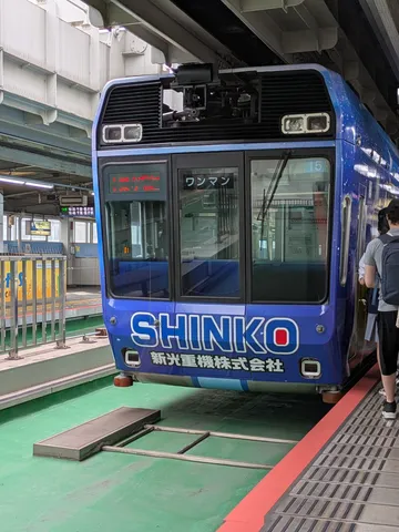 青い電車と駅の風景