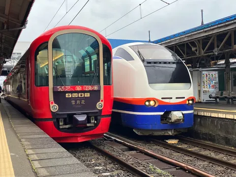 駅に華やぐ、赤い特別列車