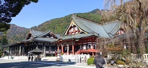 静かな山里の色と影
