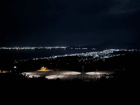 夜景と駐車場、二つの光のコントラスト