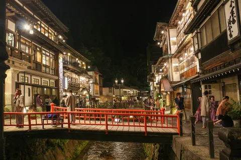 夜の温泉街の灯りと橋