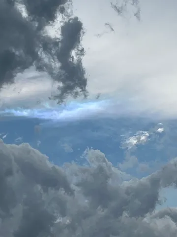 空の青と灰色のコントラスト