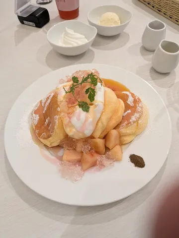 ふわしゅわパンケーキと彩りフルーツ