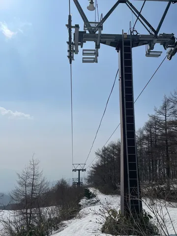 雪景色と空を繋ぐゴンドラリフト