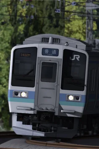 緑背景に佇むJR列車のフロントビュー