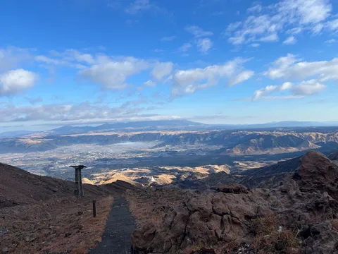 荒涼とした大地と空のコントラスト