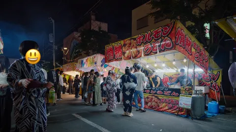 祭りの夜、賑わう屋台の灯り