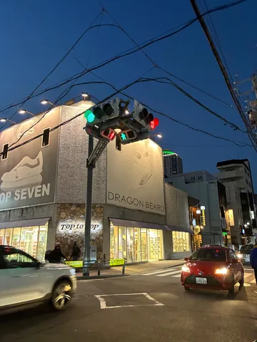 夜の交差点、それぞれの光