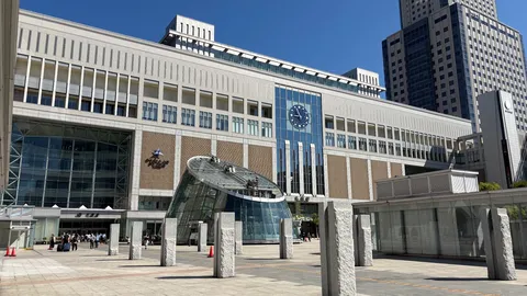 都会にそびえる近代建築と青空