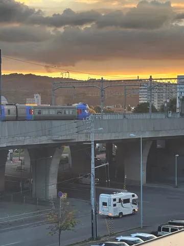 夕暮れの旅路、キャンピングカーと列車