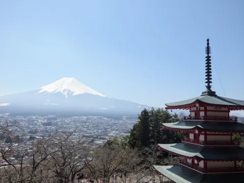 霊峰と五重塔、悠久の対比