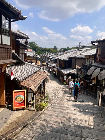 石畳の坂道、歴史を感じる町並み