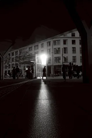 夜の街、光の筋が印象的な一枚