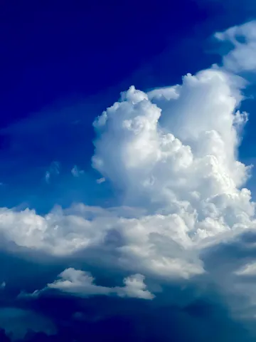 空にそびえる雲の城