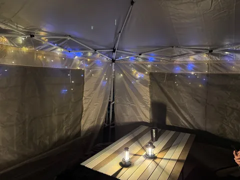 煌めく光が彩る夜のテント