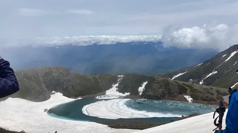 雪解けの神秘的な湖
