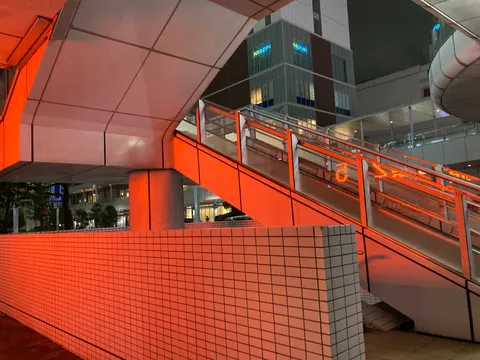 ネオンが照らす近未来の階段