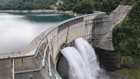 巨大ダムの迫力ある放水