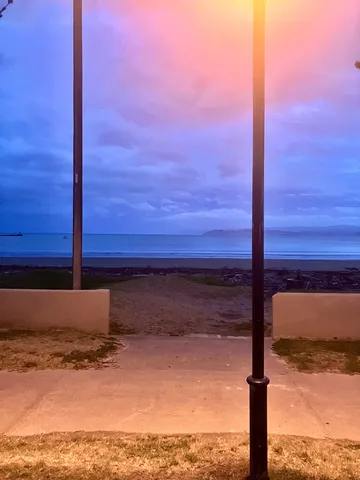 灯りの誘う、夕暮れの海辺