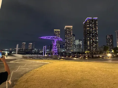 紫に輝く夜の街