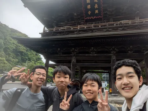 古刹と若者たちの記念写真