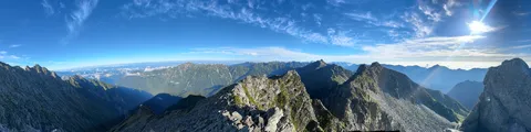 天空へ続く岩峰の旅路