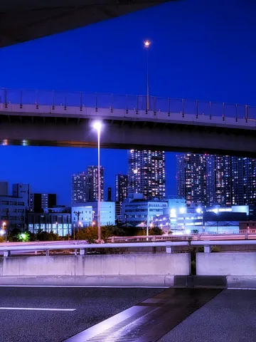 青い闇に光る都会の夜景