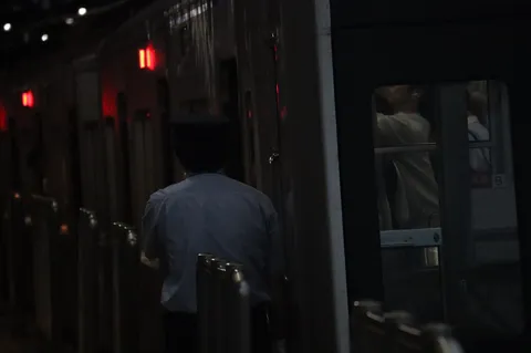 夜のホームで生まれる一瞬