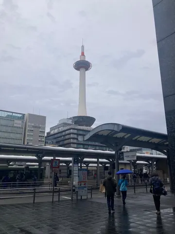 雨の日の京都タワーとバス停