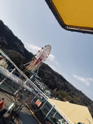 山と観覧車のレトロな風景