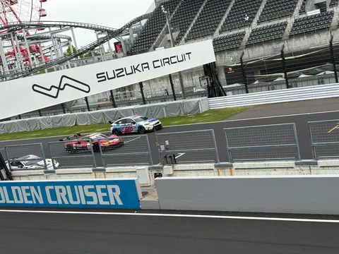 鈴鹿サーキットを駆け抜けるレーシングカー