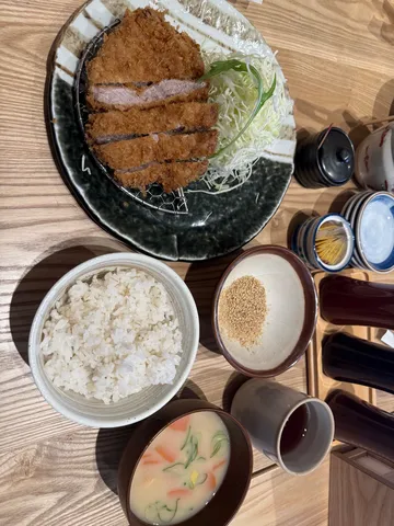 揚げたてサクサク、至福の定食