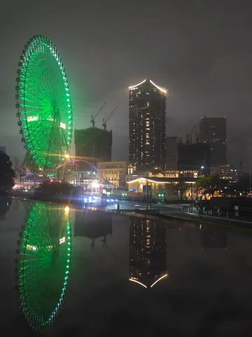 緑の観覧車と夜の水辺
