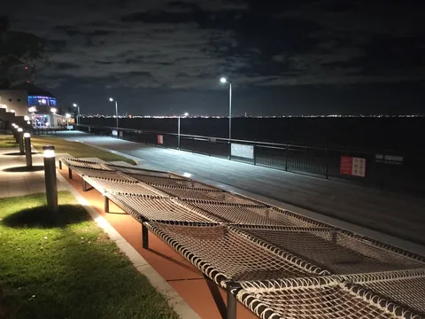 夜景と水辺の静寂