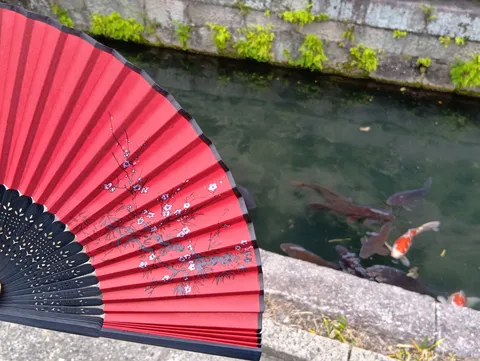 和の趣、扇子と水辺の光景