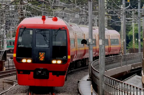 赤い列車の曲線美と空気感