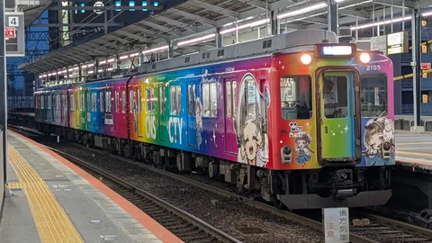 夜の駅に映える虹色電車