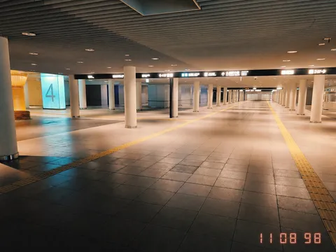 無人地下の光る長い道