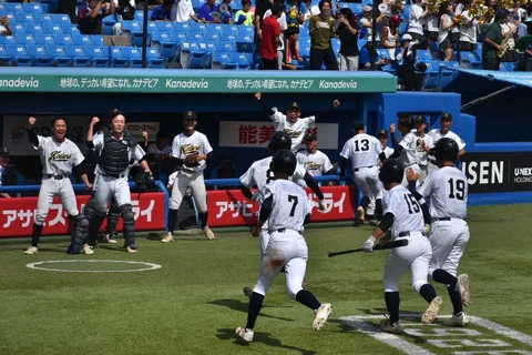 歓声と白球の一瞬