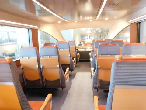 車内の静かな座席風景